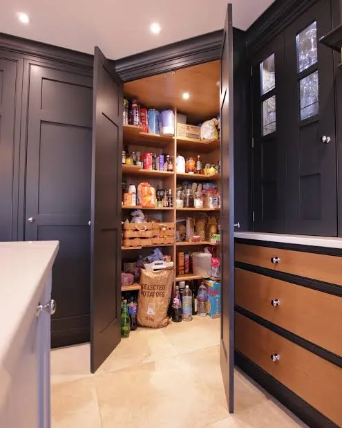 Corner Cabinet Organisation