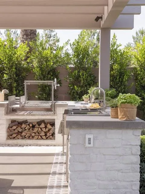 Modern Outdoor Kitchen 