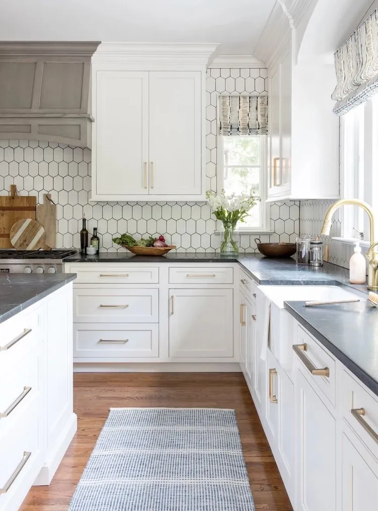 kitchen backsplash with white cabinets
