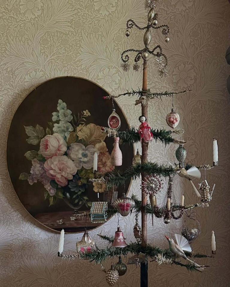 How to Decorate a Cozy Vintage Christmas Tree on a Tiny Budget
